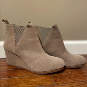 Toms NWOT Kelsey wedge booties